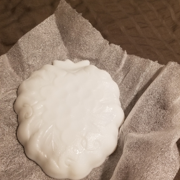 Vintage Milkglass grapes - Picture 12 of 13